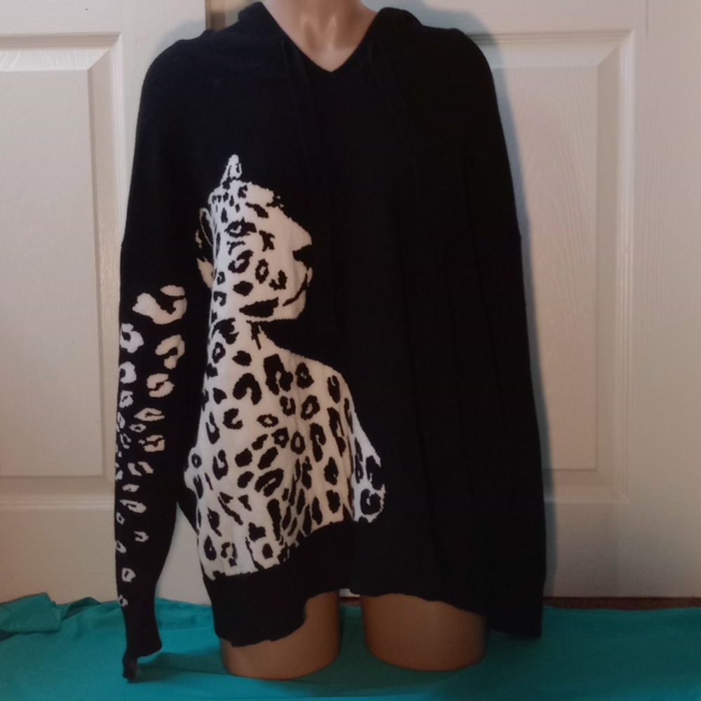 TORRID BLACK CHEETAH KNIT WITH HOOD. SIZE 1X